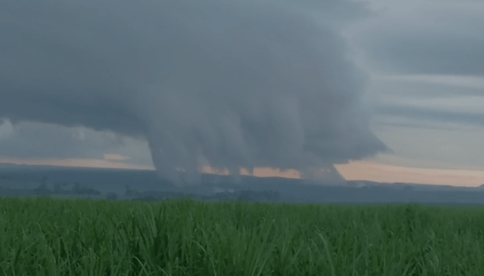 Tornado se formou na sexta-feira, no interior de São Paulo  • Diogo Archanjo