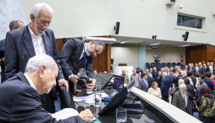 Darci Piana prestigia lançamento de livro que conta a história da política paranaenseFoto: Igo...