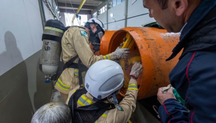 Cadetes do Corpo de Bombeiros fazem treinamento sobre produtos perigosos na SaneparFoto: André T...