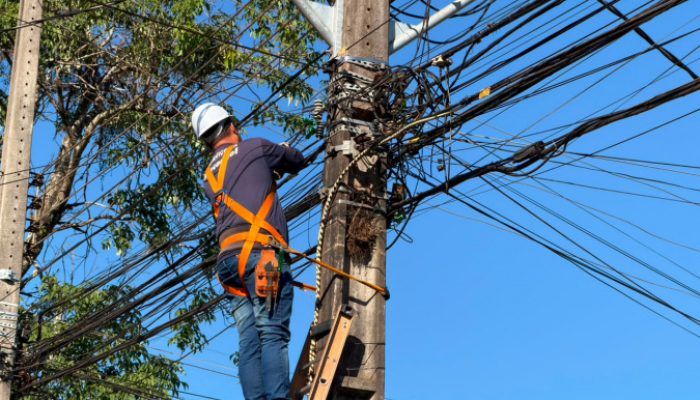 Copel realiza mutirão de regularização de cabos de telecom em Cambé e em ArapongasFoto: N.Com...